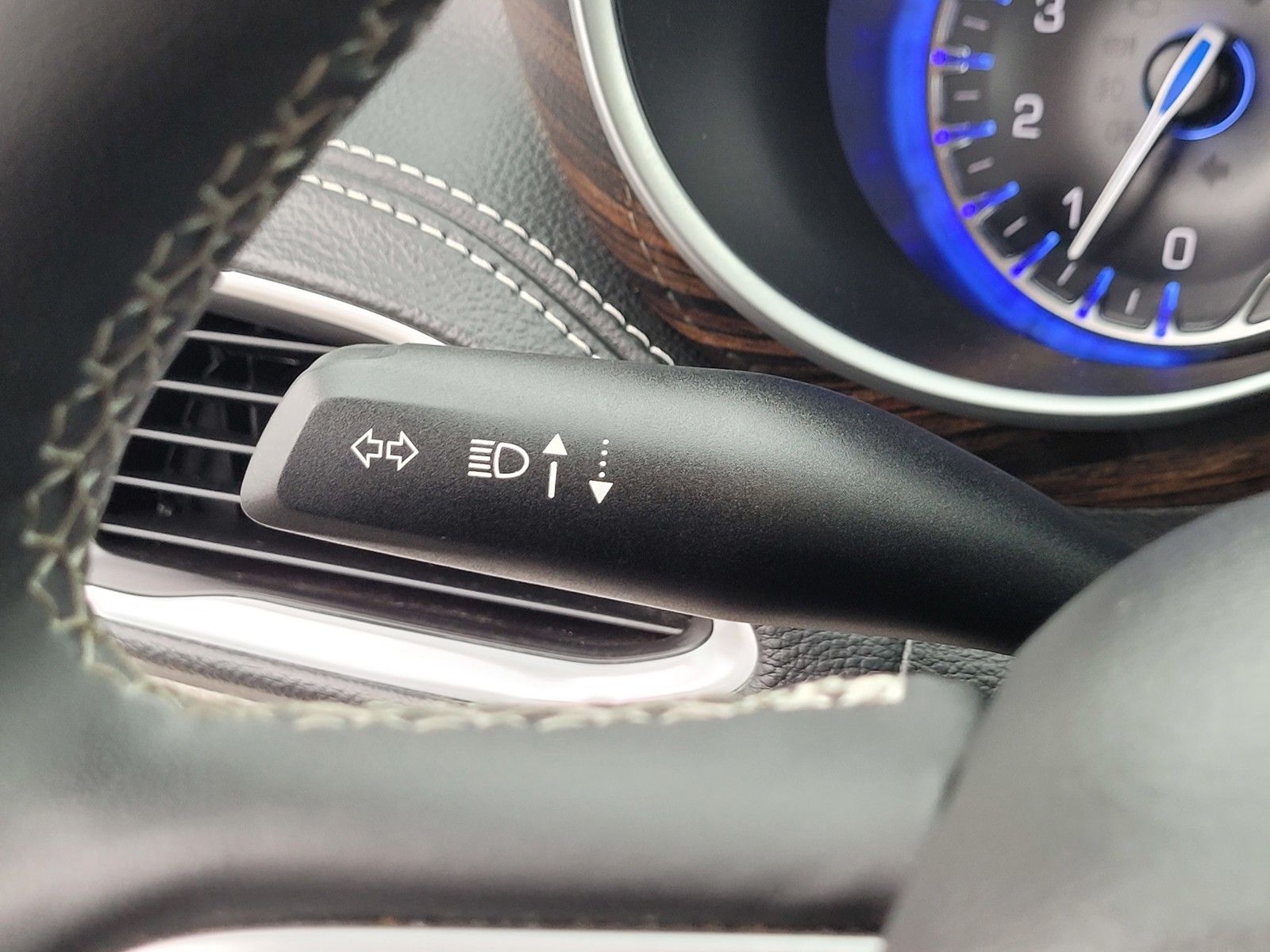 Used 2024 White Chrysler Limited image 24