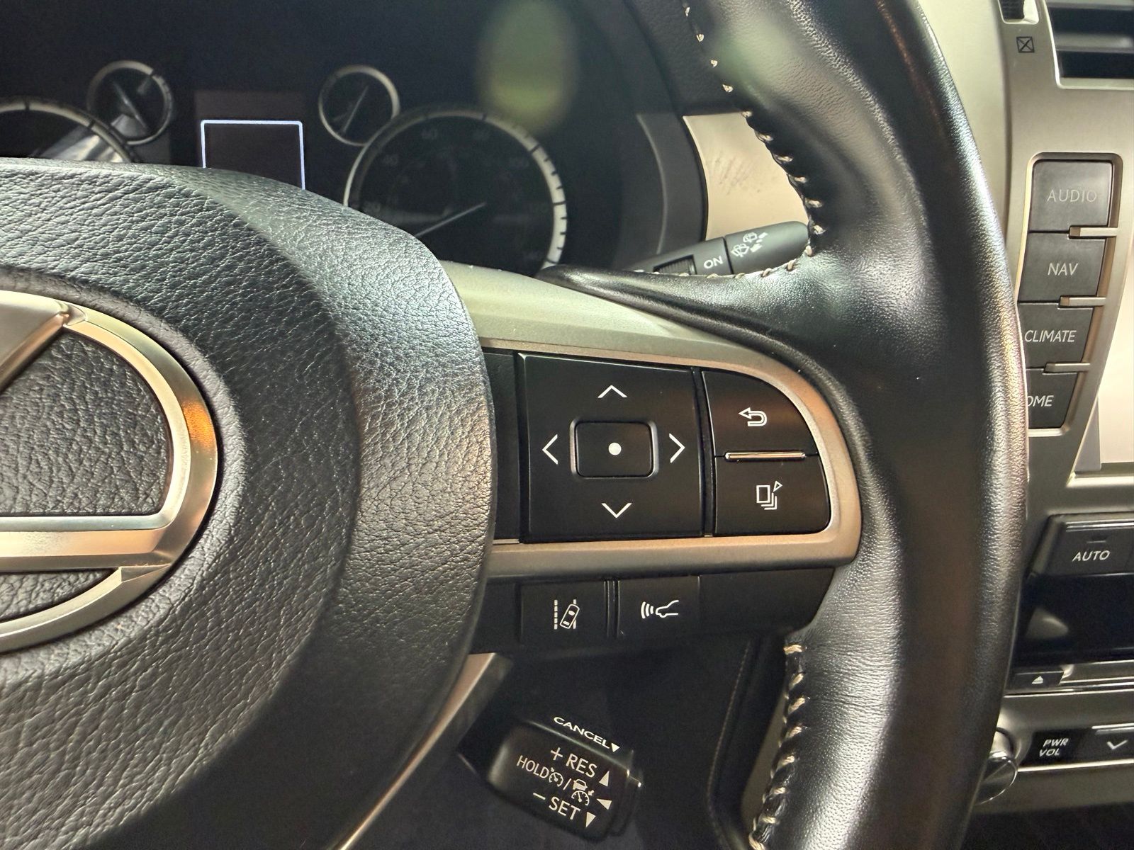 Used 2021  Lexus 460 image 34