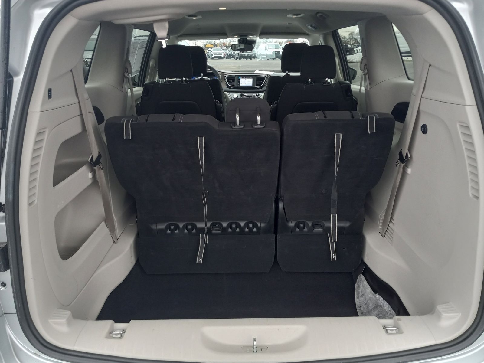 2023 Chrysler Voyager image 11