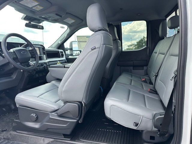 2025 Ford F-350 Super Duty Chassis Cab XL - Photo 18