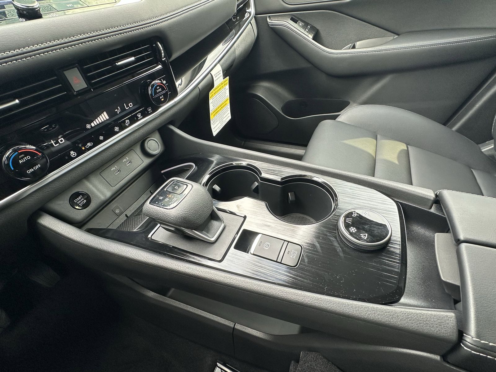 2025 Nissan Rogue SL photo 8