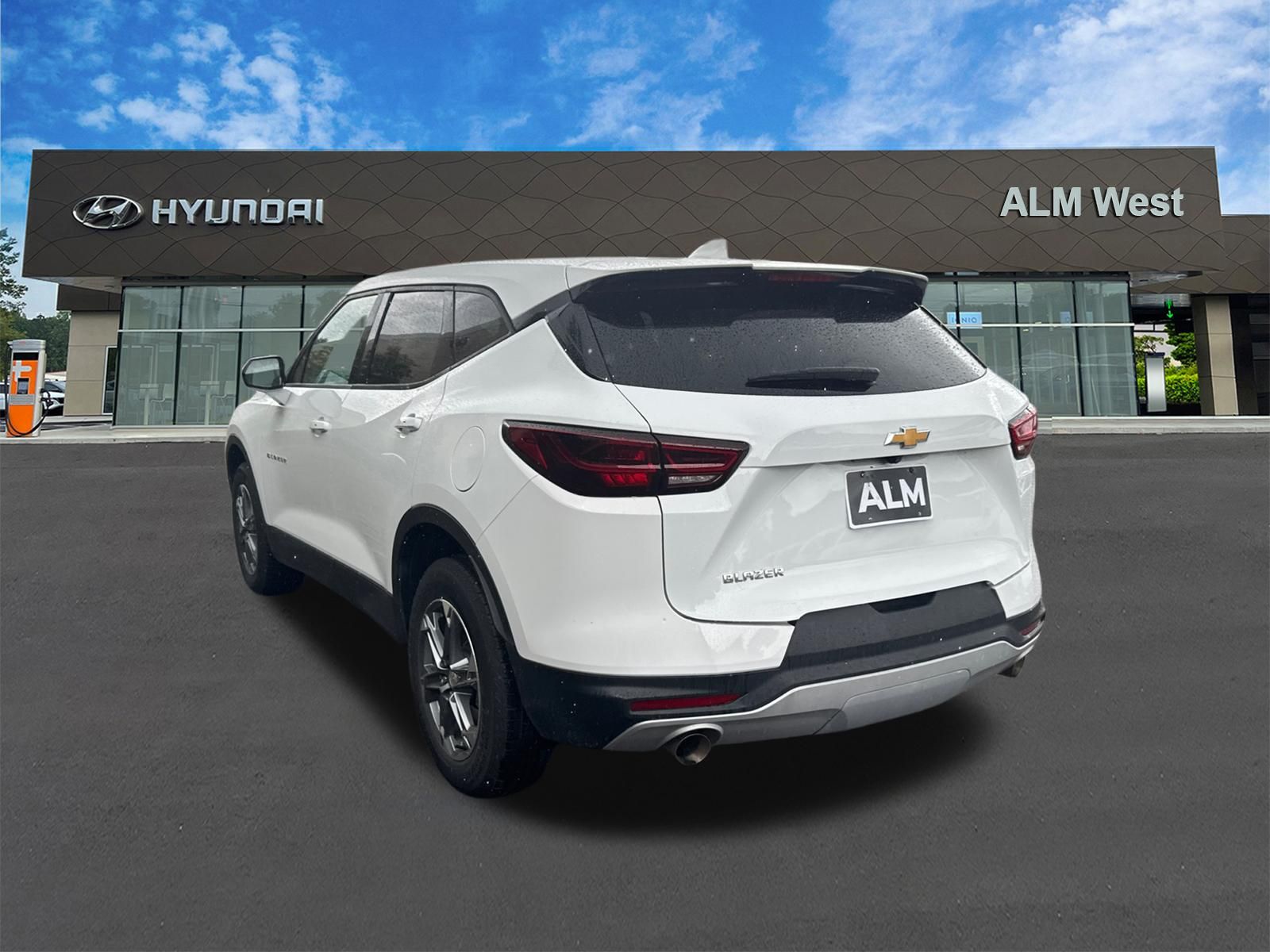 Used 2025 Summit White Chevrolet LT image 7