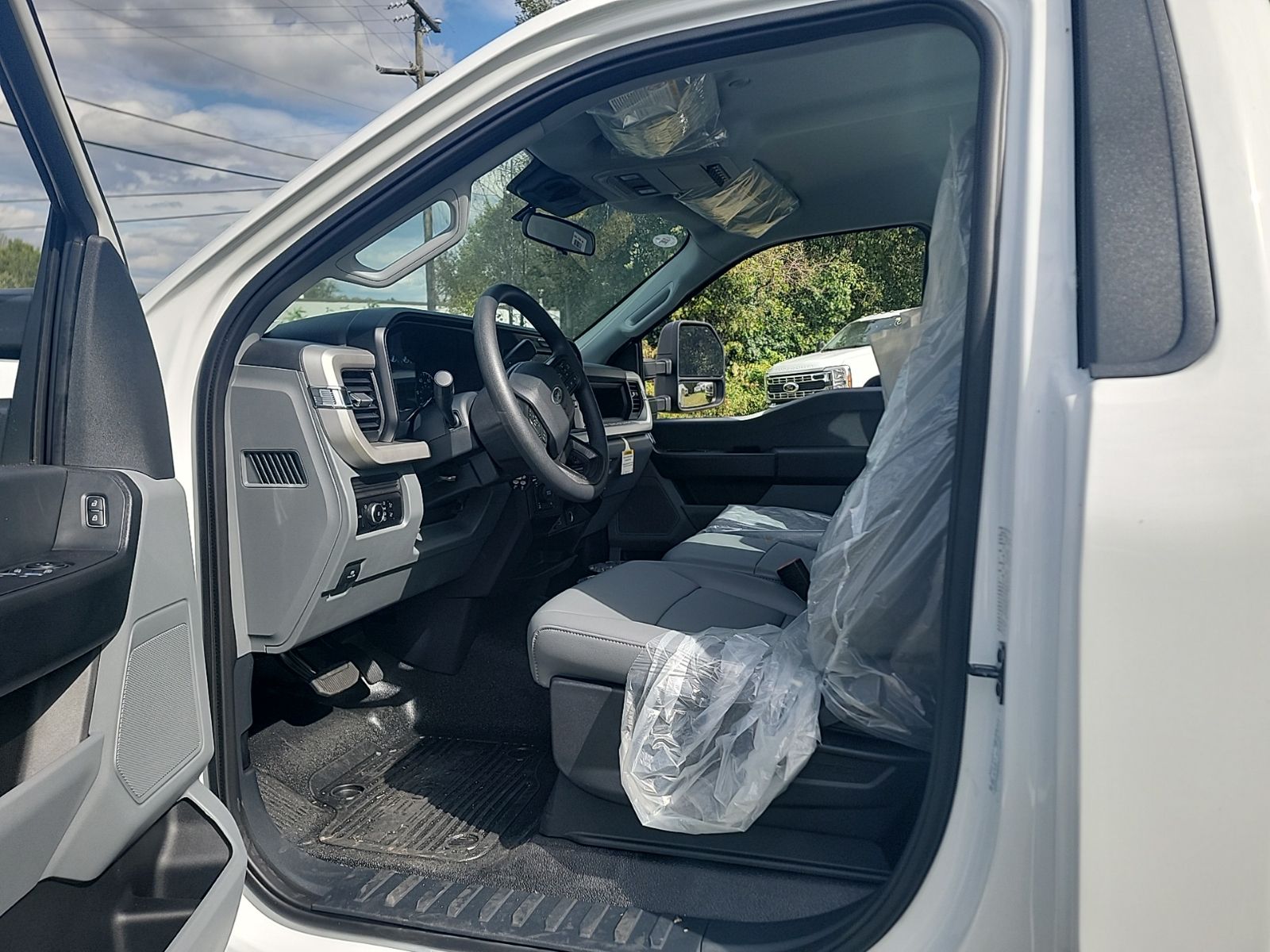 New 2025 Oxford White Ford XL image 26