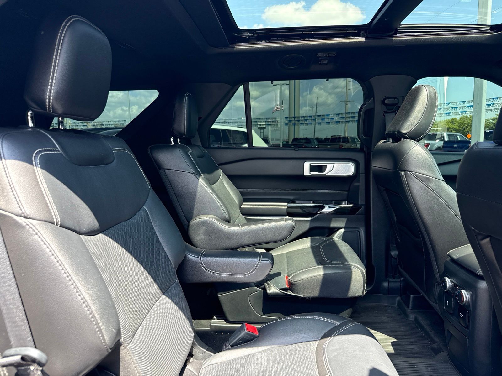 2022 Ford Explorer image 8