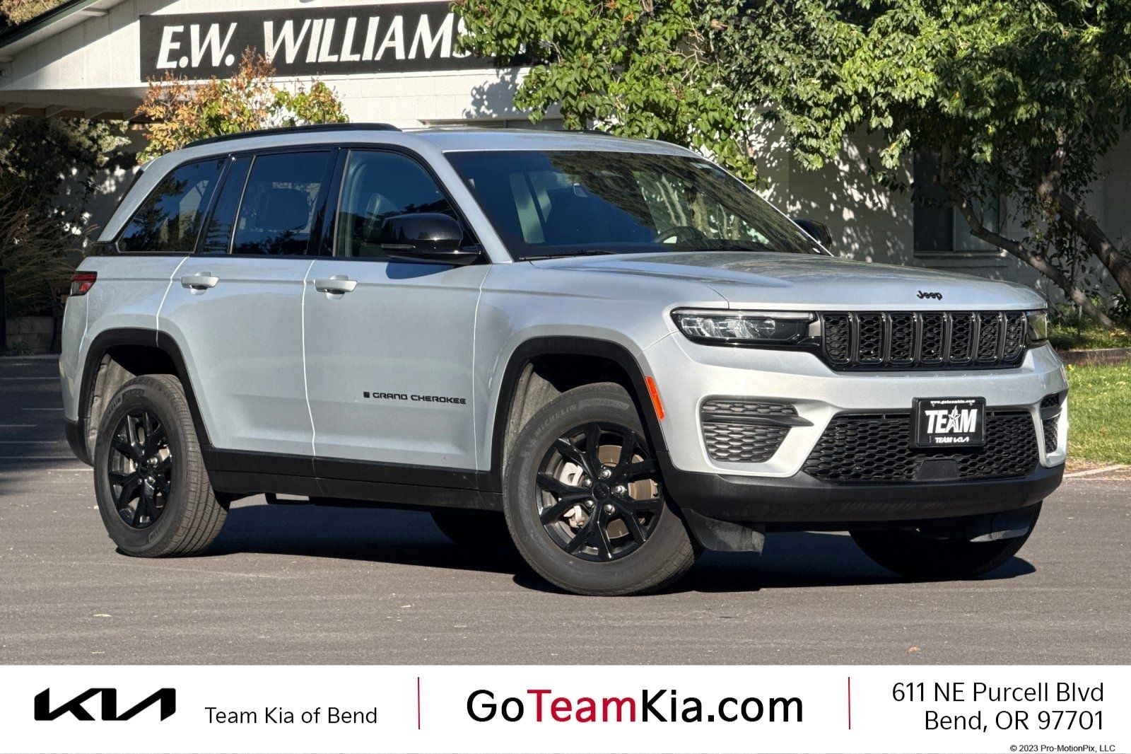 Silver Zynith 2025 Jeep Grand Cherokee SUV / Crossover Four-Wheel Drive 8-Speed Automatic