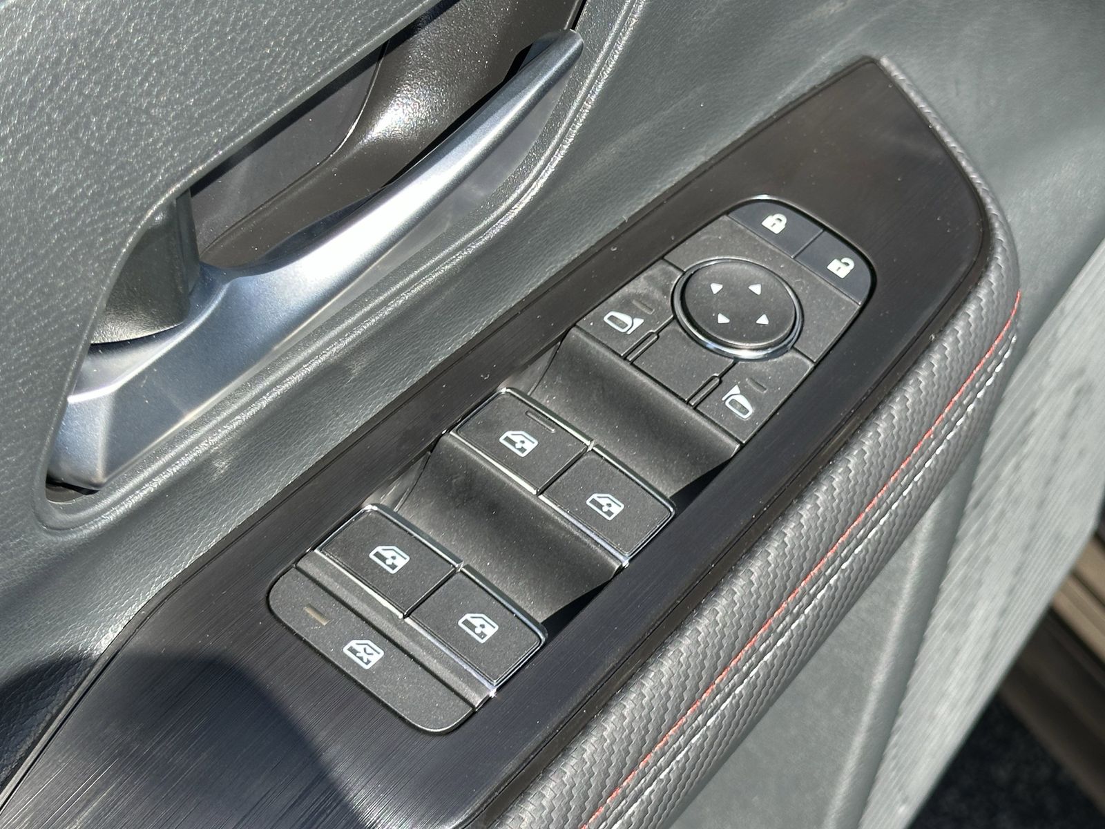 2026 Nissan Kicks SR photo 4