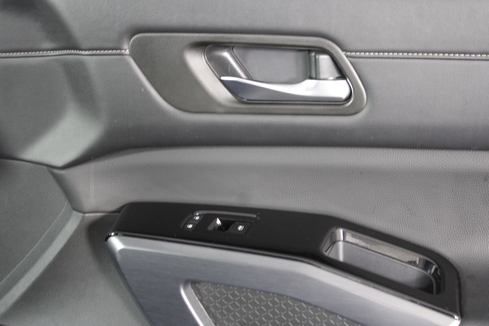 Used 2024 Silver Nissan SL image 18