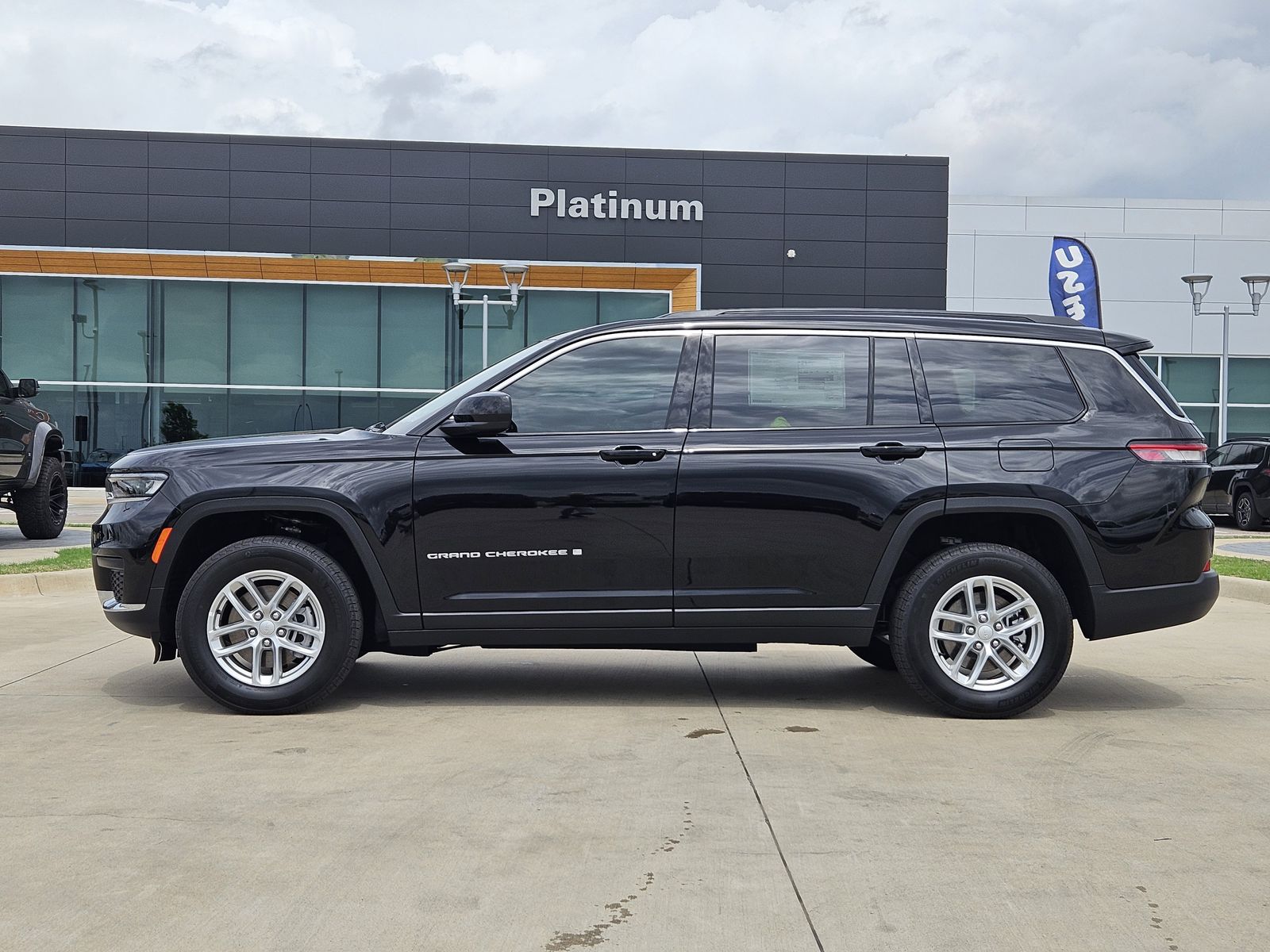 View vehicle photo 3