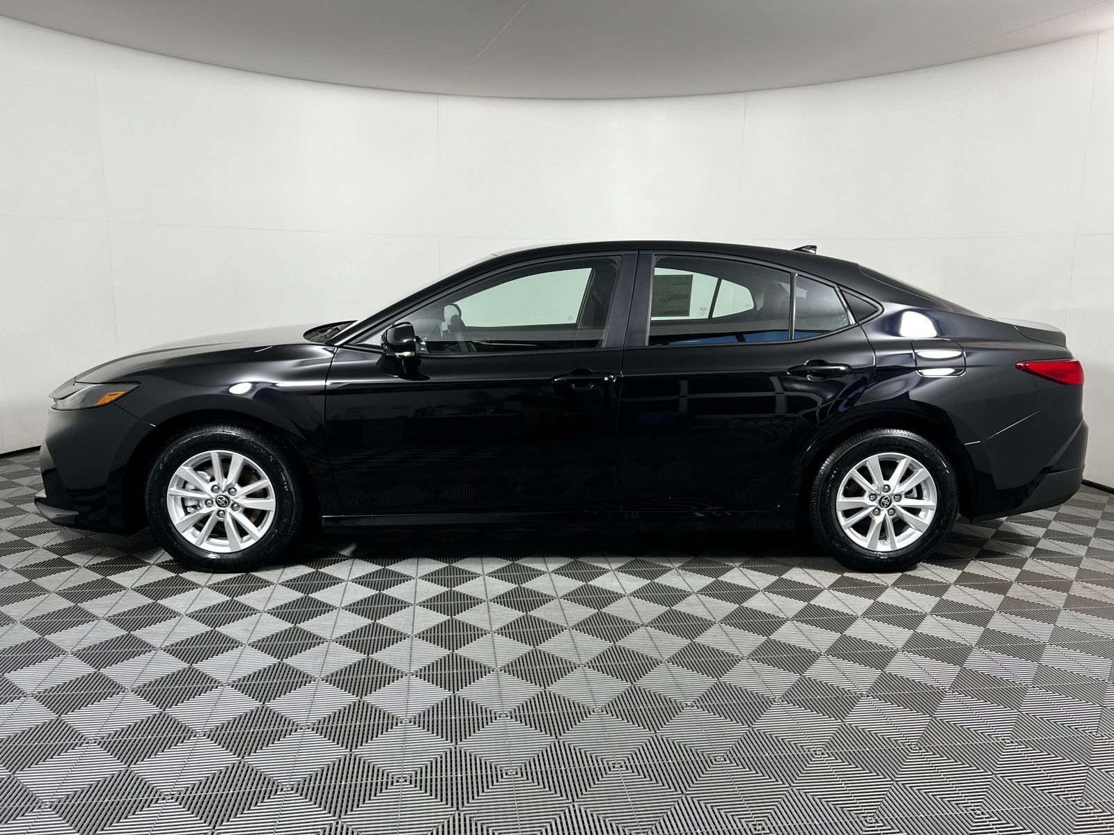 2025 Toyota Camry LE 8