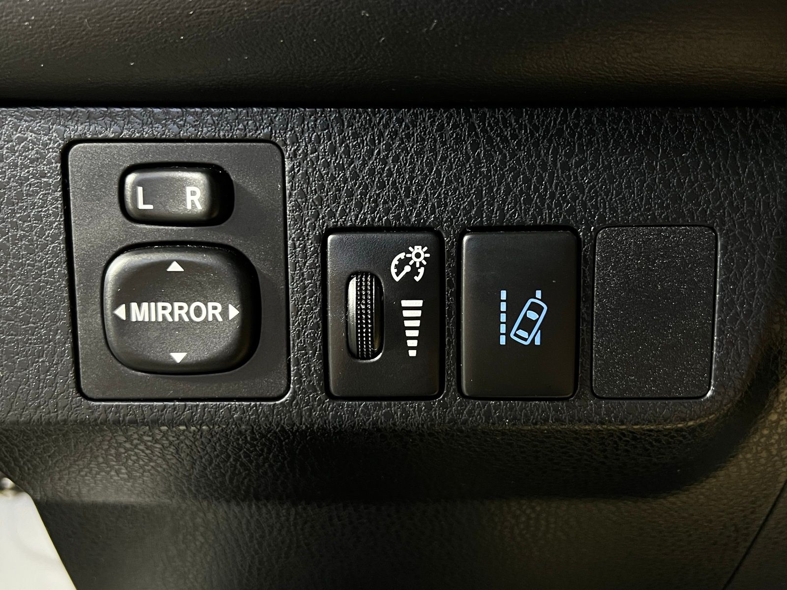 Thumbnail: 2018 Toyota RAV4 - 24