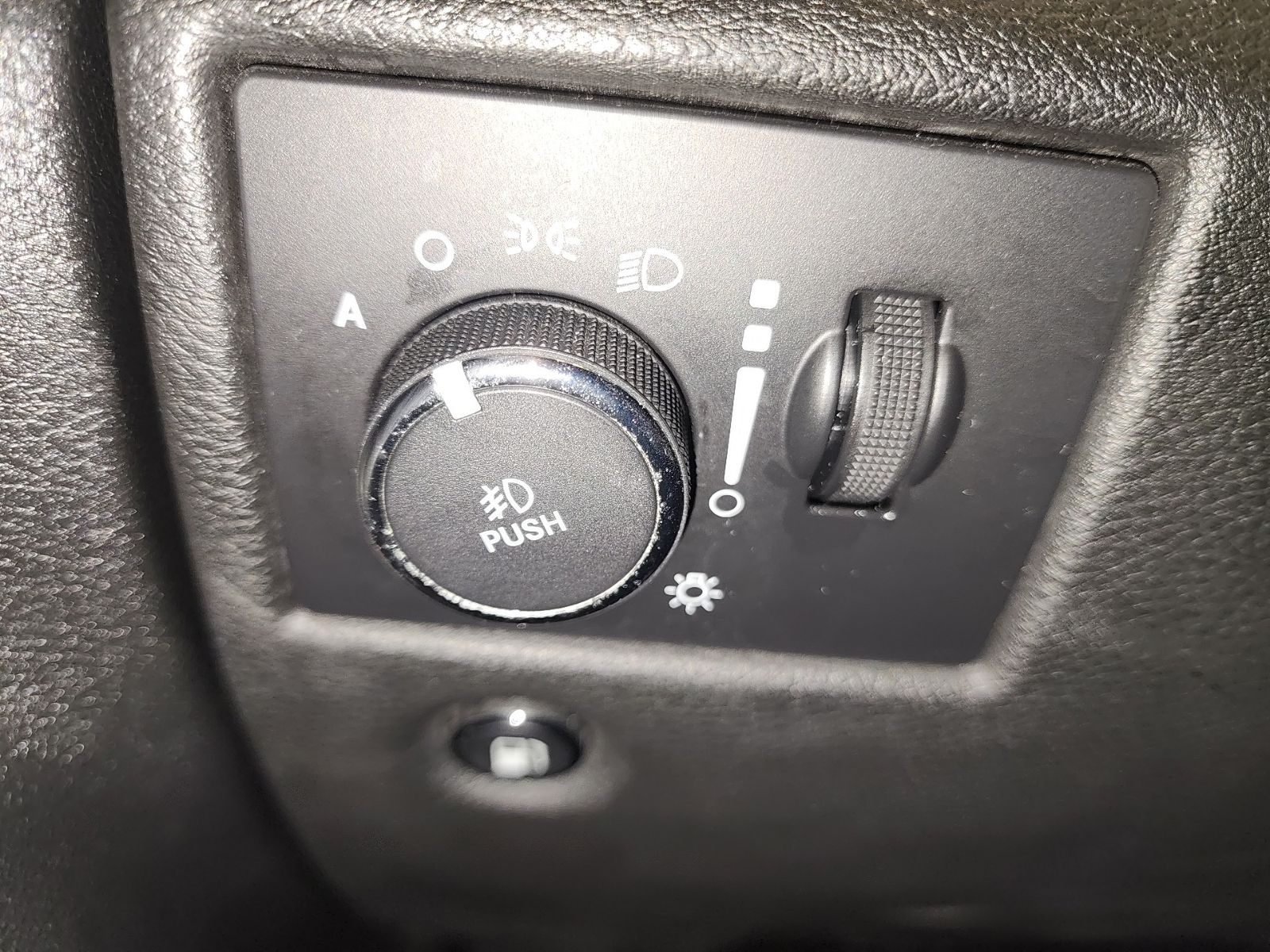 Used 2014 Granite Crystal Clearcoat Metallic Jeep Laredo image 22
