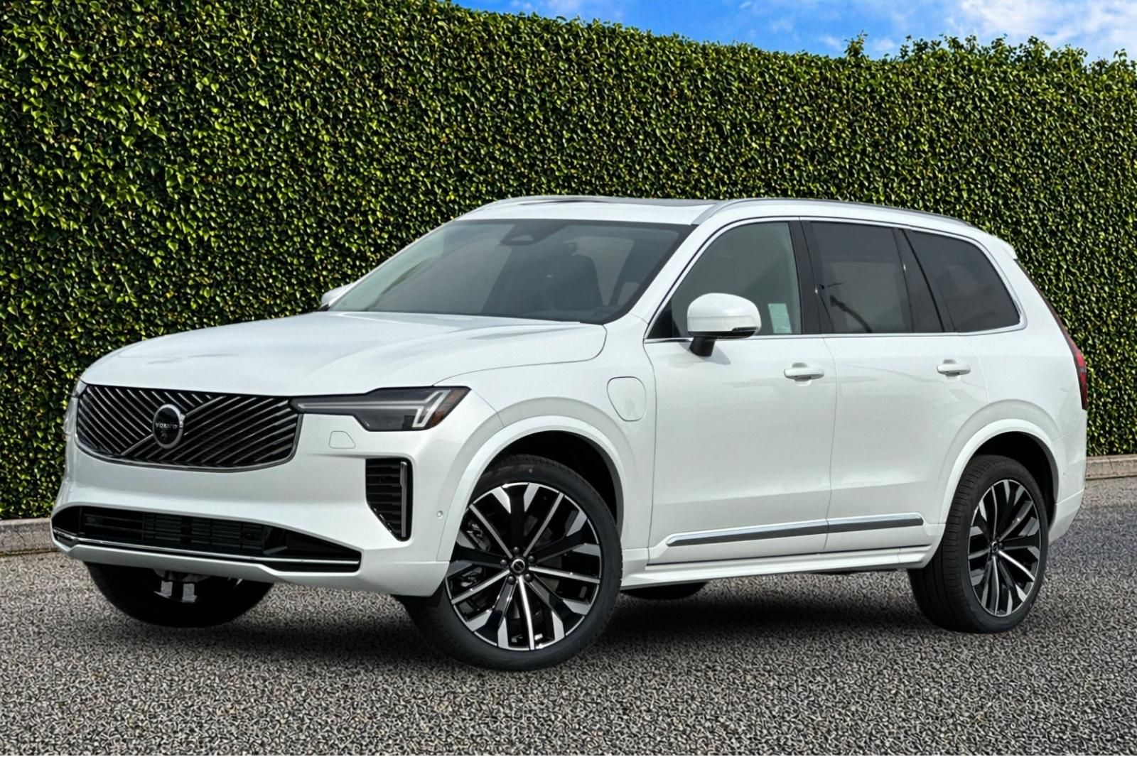 2025 Volvo XC90 T8 Recharge Plus Bright 7-Seat 4WD's photo