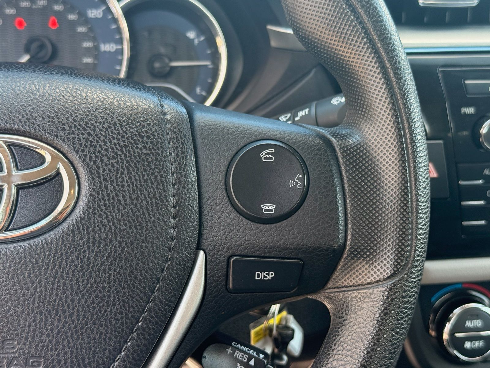 Used 2016 White Toyota LE image 19