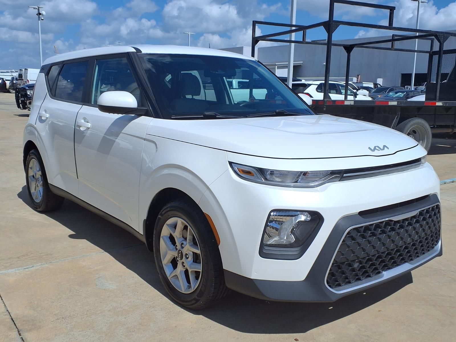 2022 Kia Soul LX White at Gullo Toyota