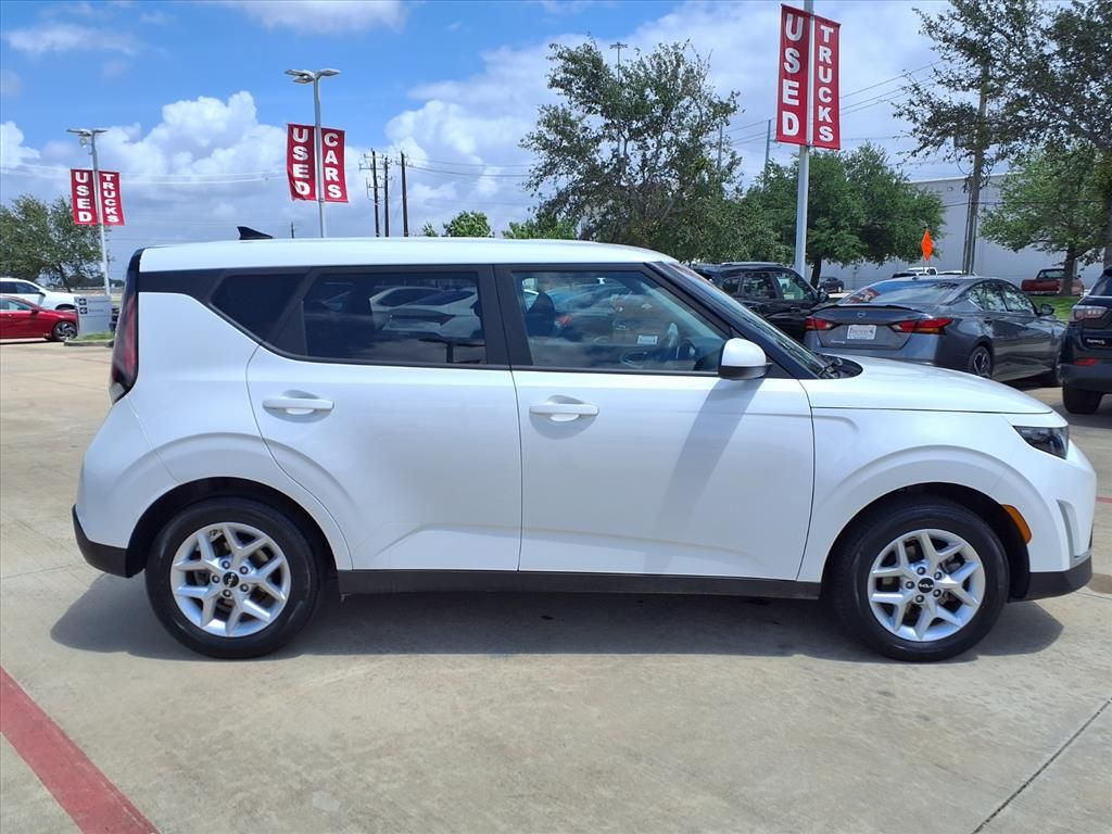 2025 Kia Soul LX White at Community Kia
