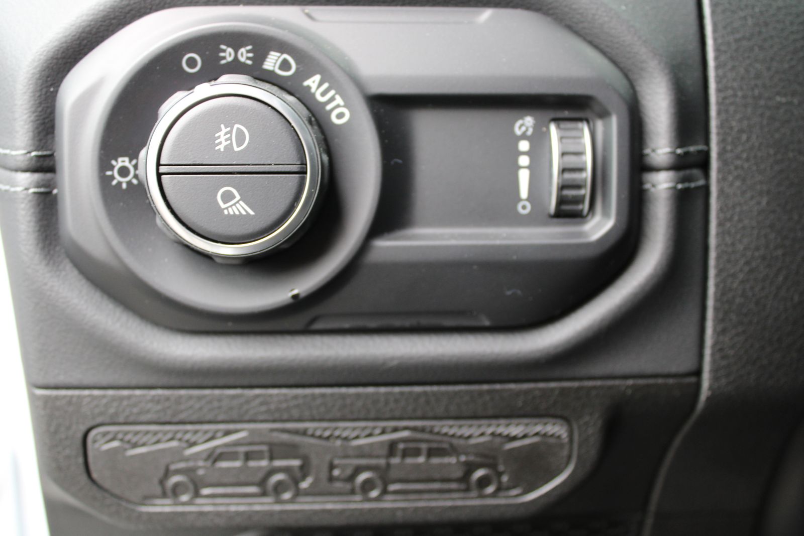 Used 2024 White Jeep Mojave image 21