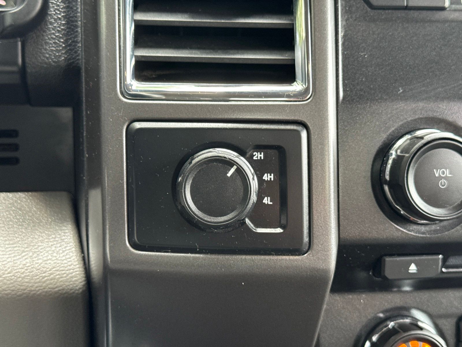 Used 2015 Oxford White Ford XLT image 44