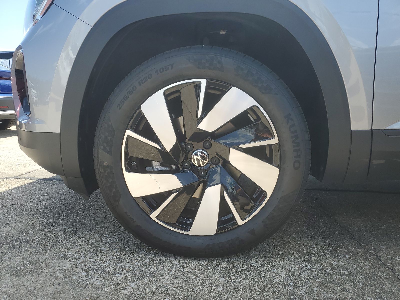 2025 Volkswagen Atlas Cross Sport 2.0T SE w/Technology - 6