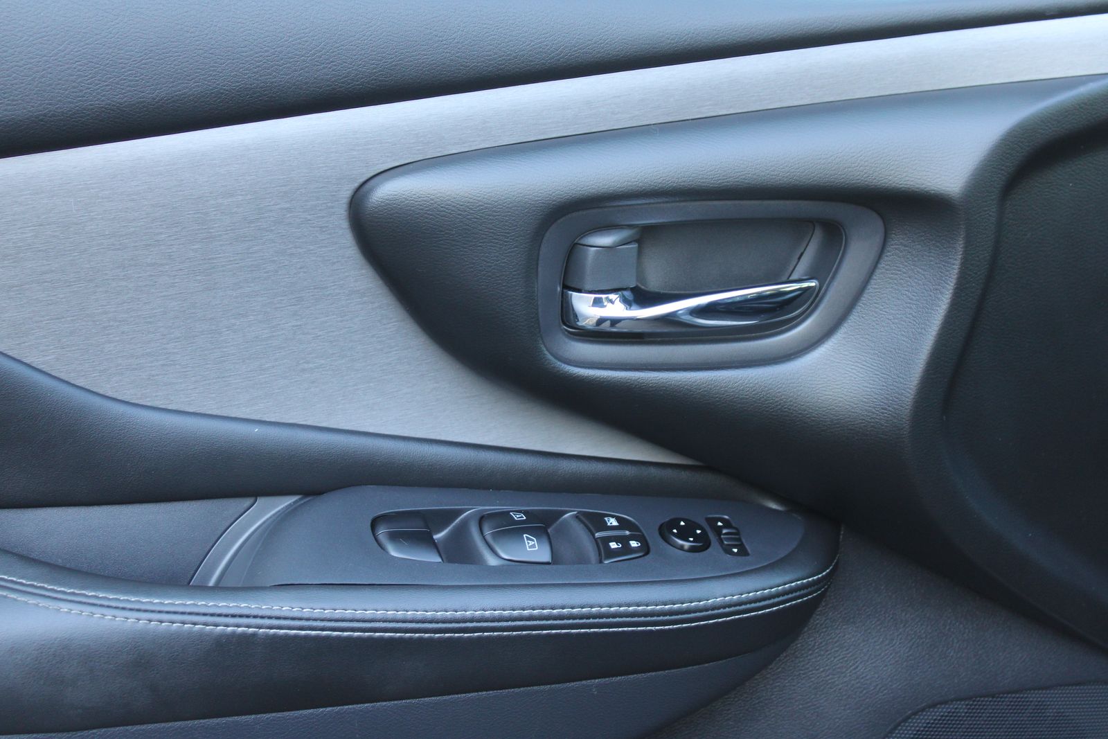 Used 2024 Gray Nissan SV image 9