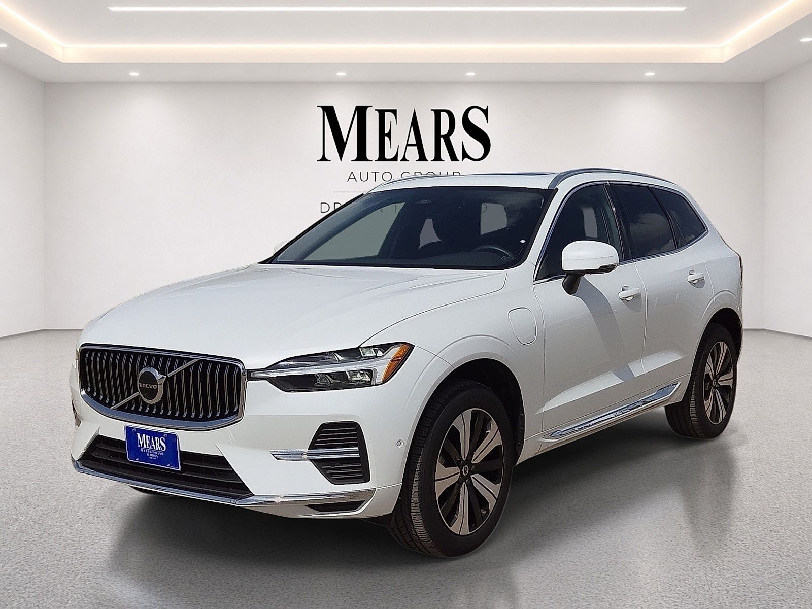 Crystal White Metallic 2023 Volvo XC60 SUV / Crossover All-Wheel Drive Automatic
