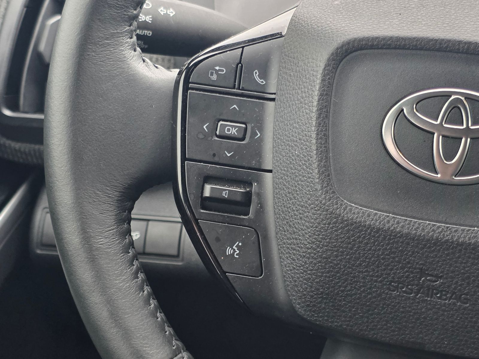 Used 2025 Silver Toyota XLE image 36