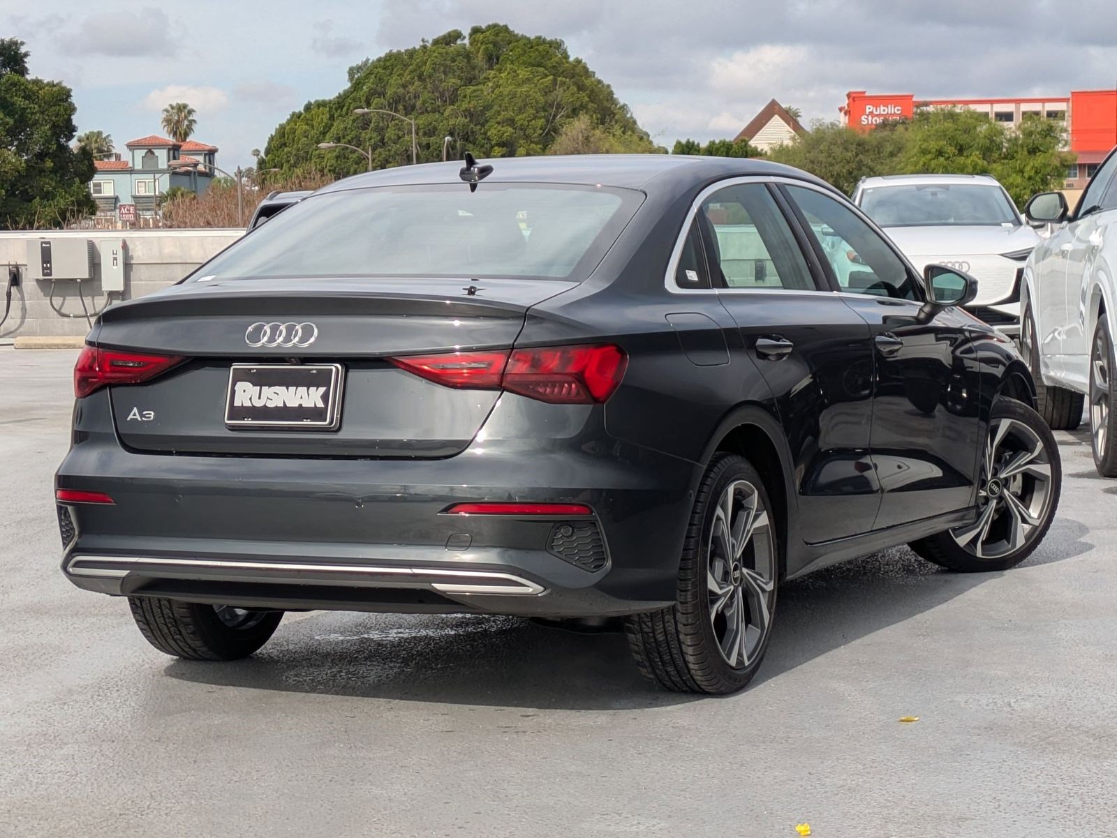 View vehicle photo 4