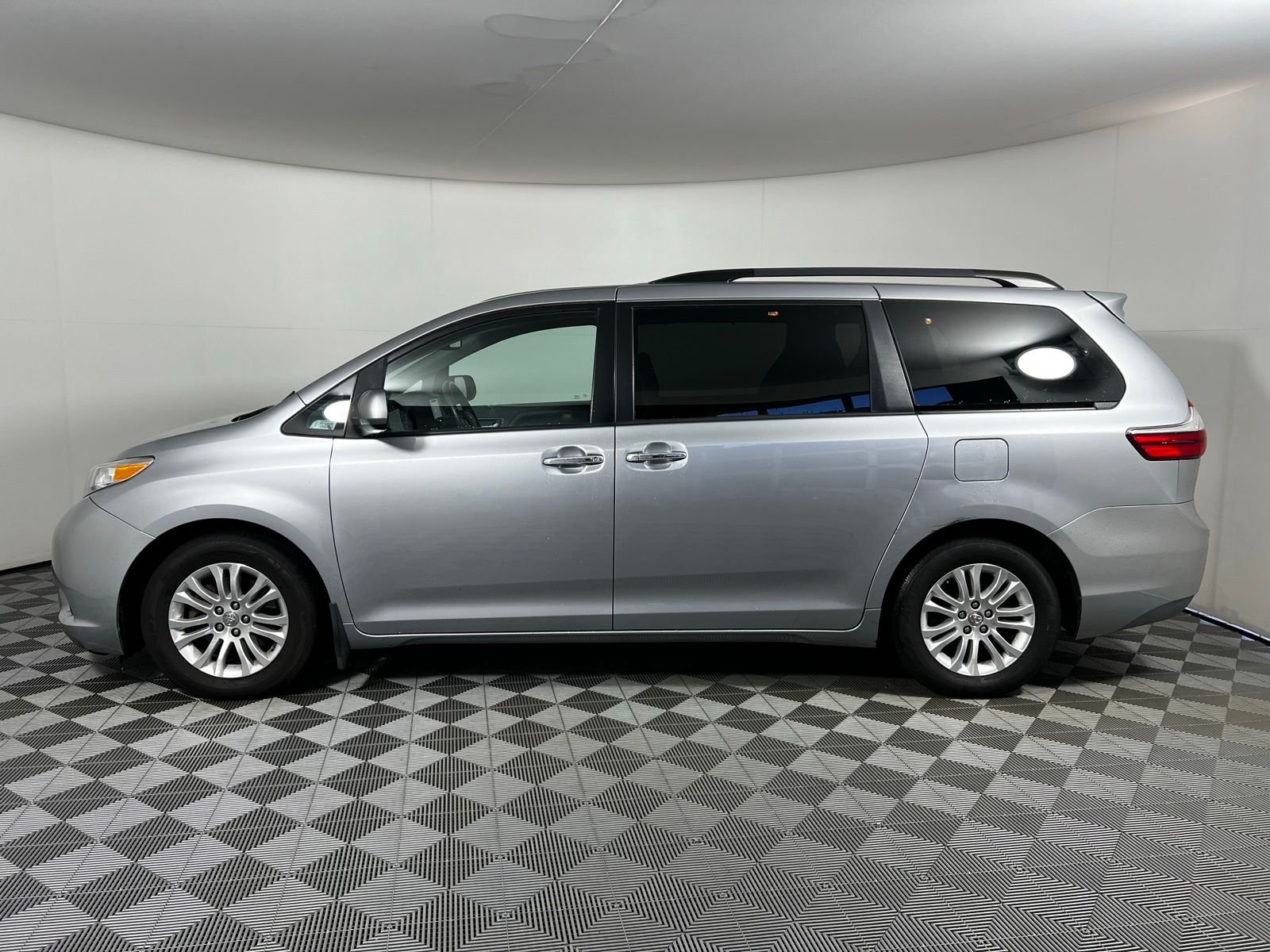 2017 Toyota Sienna XLE 7