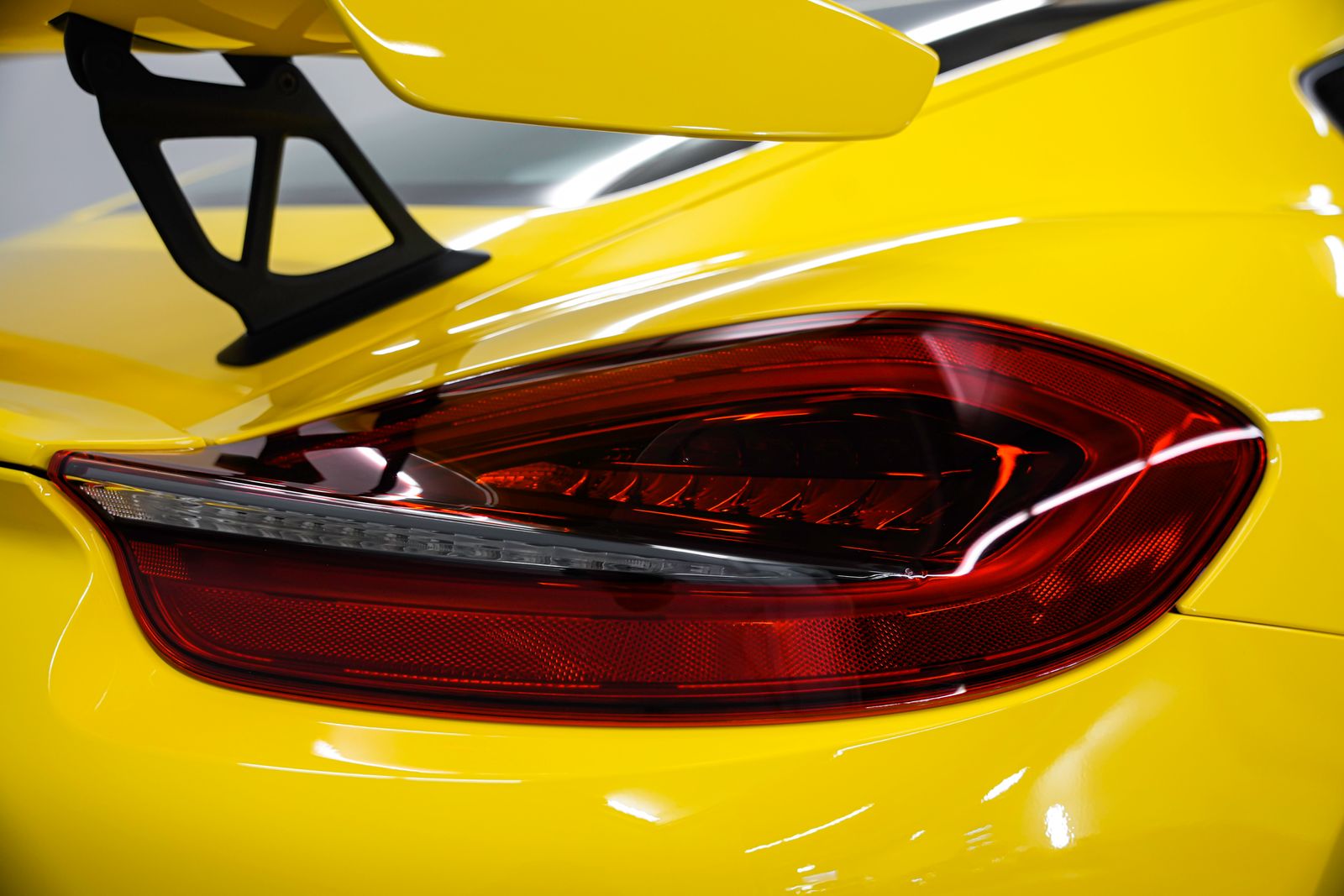 2016 Porsche Cayman GT4 — photo 37