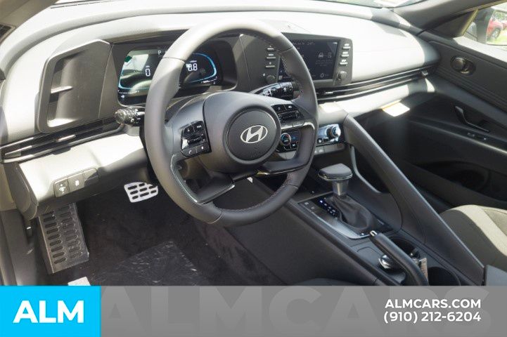 Used 2025 White Hyundai SEL Sport image 13