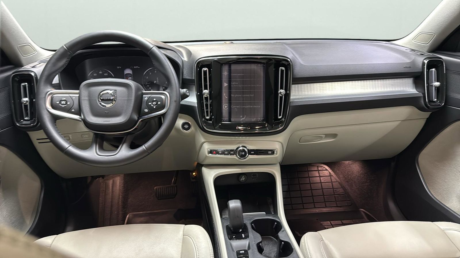 Used Car 2022 Volvo Xc40  Momentum For Sale Under $30,000 In Austin, Texas