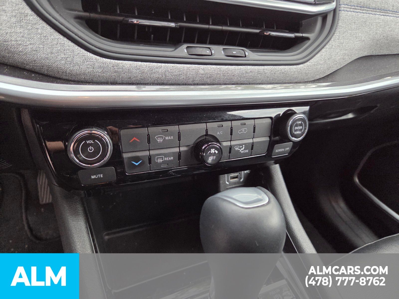 Used 2025 Red Hot Pearlcoat Jeep Latitude image 11