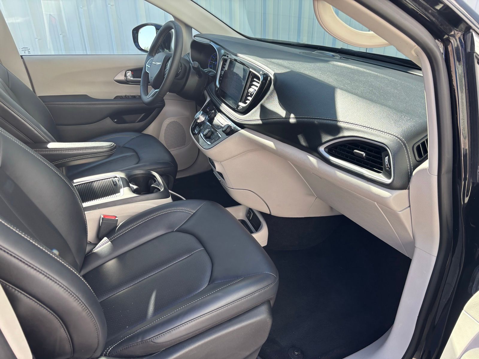 Used Car 2024 Chrysler Pacifica Hybrid  Select For Sale Under $35,000 In Austin, Texas