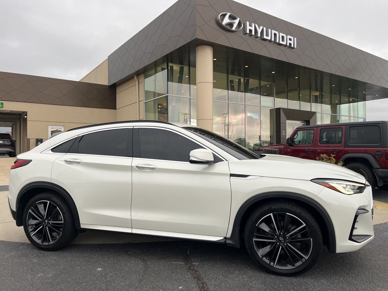 Majestic White 2023 INFINITI QX55 Luxe AWD SUV / Crossover All-Wheel Drive Continuously Variable Transmission