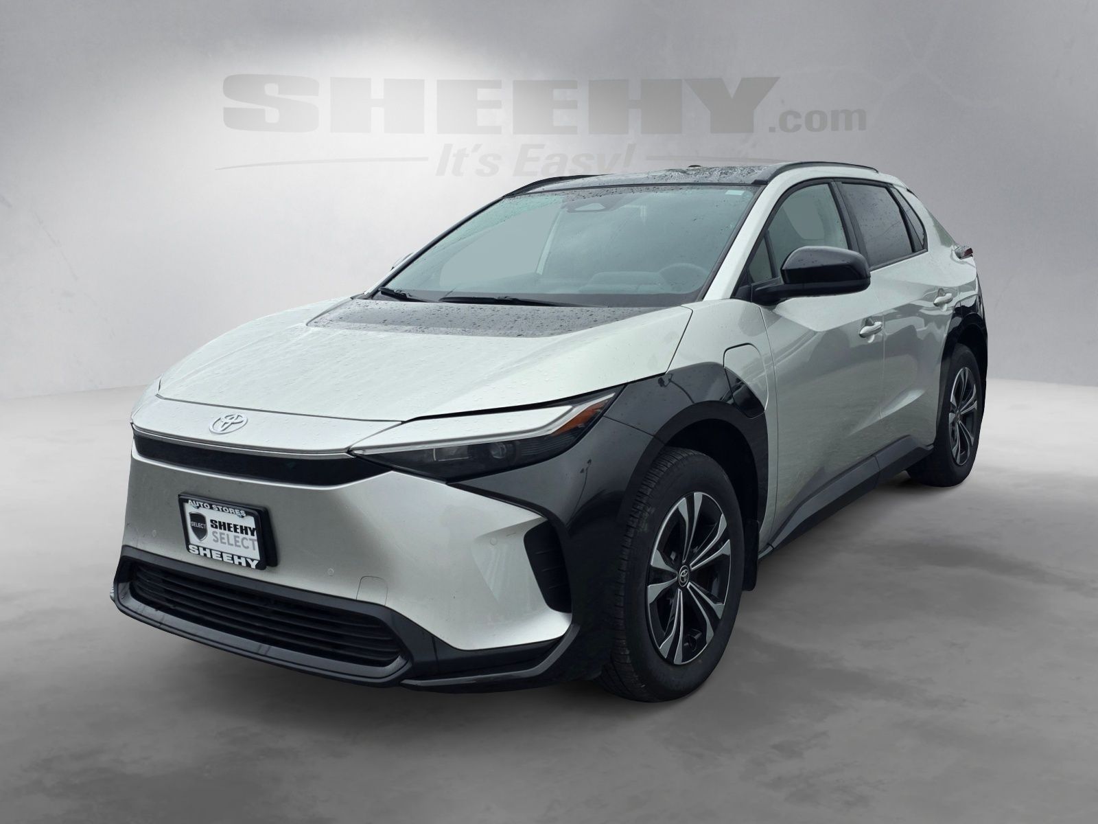 Used 2025 Silver Toyota XLE image 9