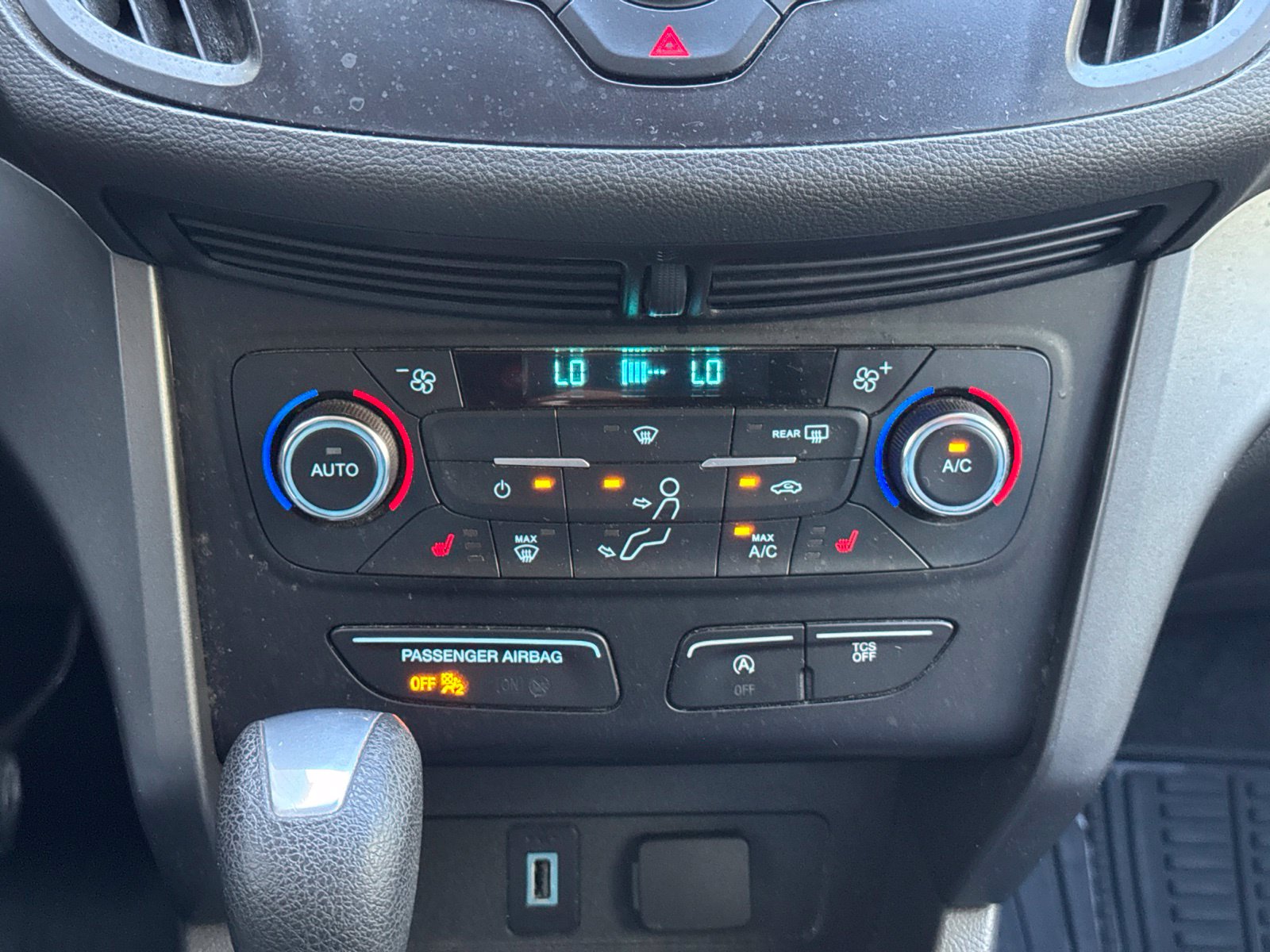 Used 2017 Shadow Black Ford SE image 24