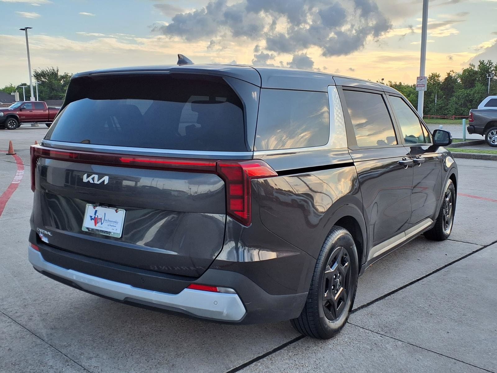 2025 Kia Carnival LXS - 4