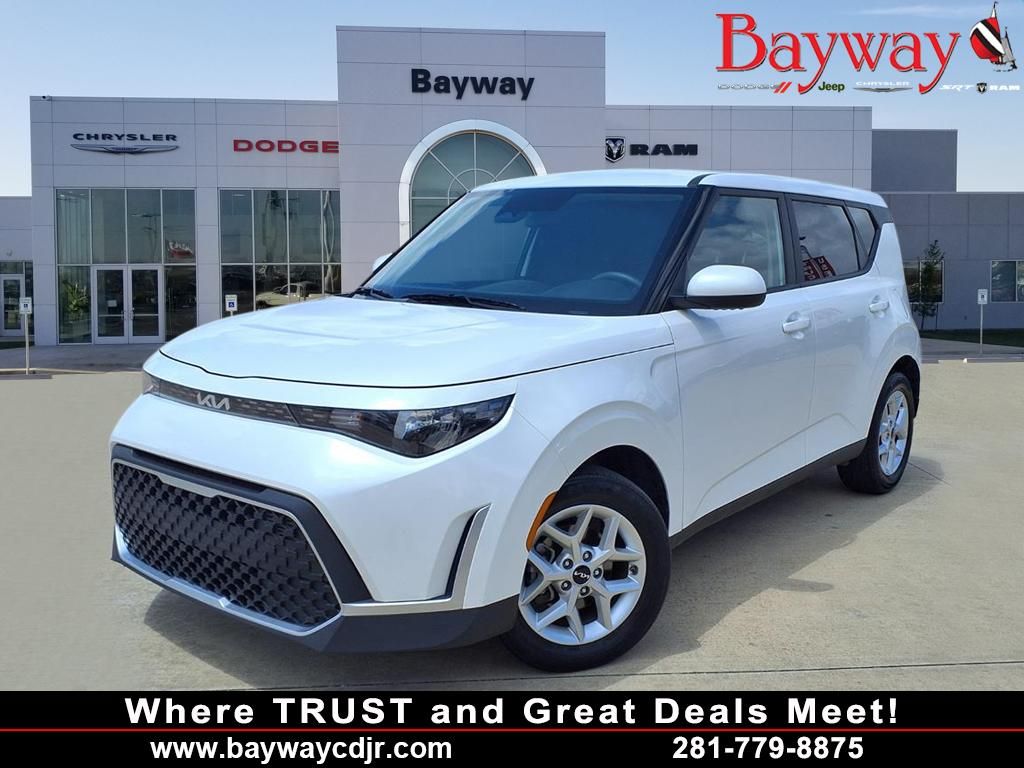 2025 Kia Soul LX White at Community Kia