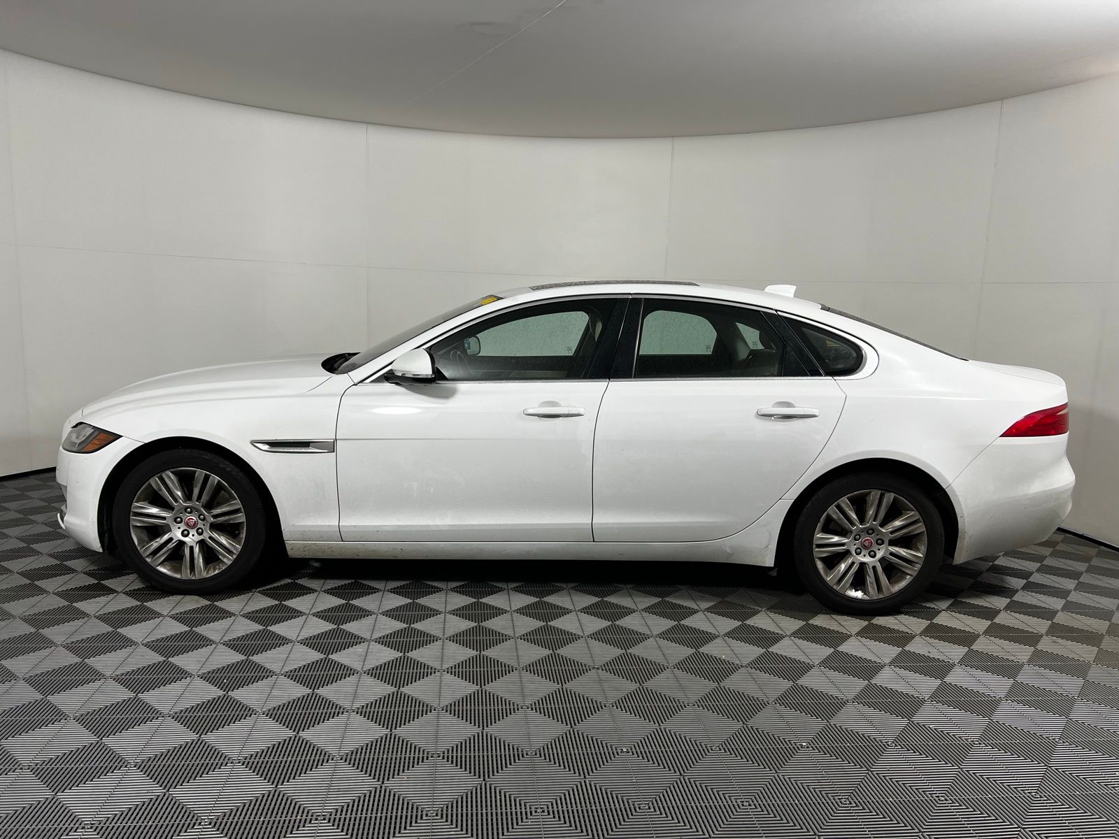 Thumbnail: 2017 Jaguar XF - 8