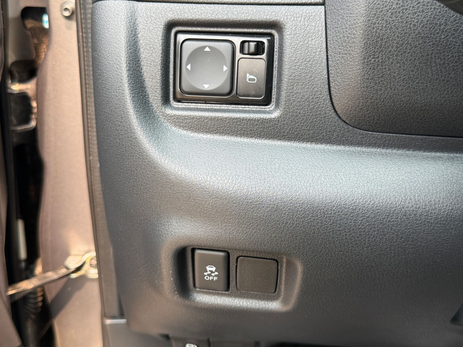 Used 2017 Khaki Nissan 1.6 SV image 23