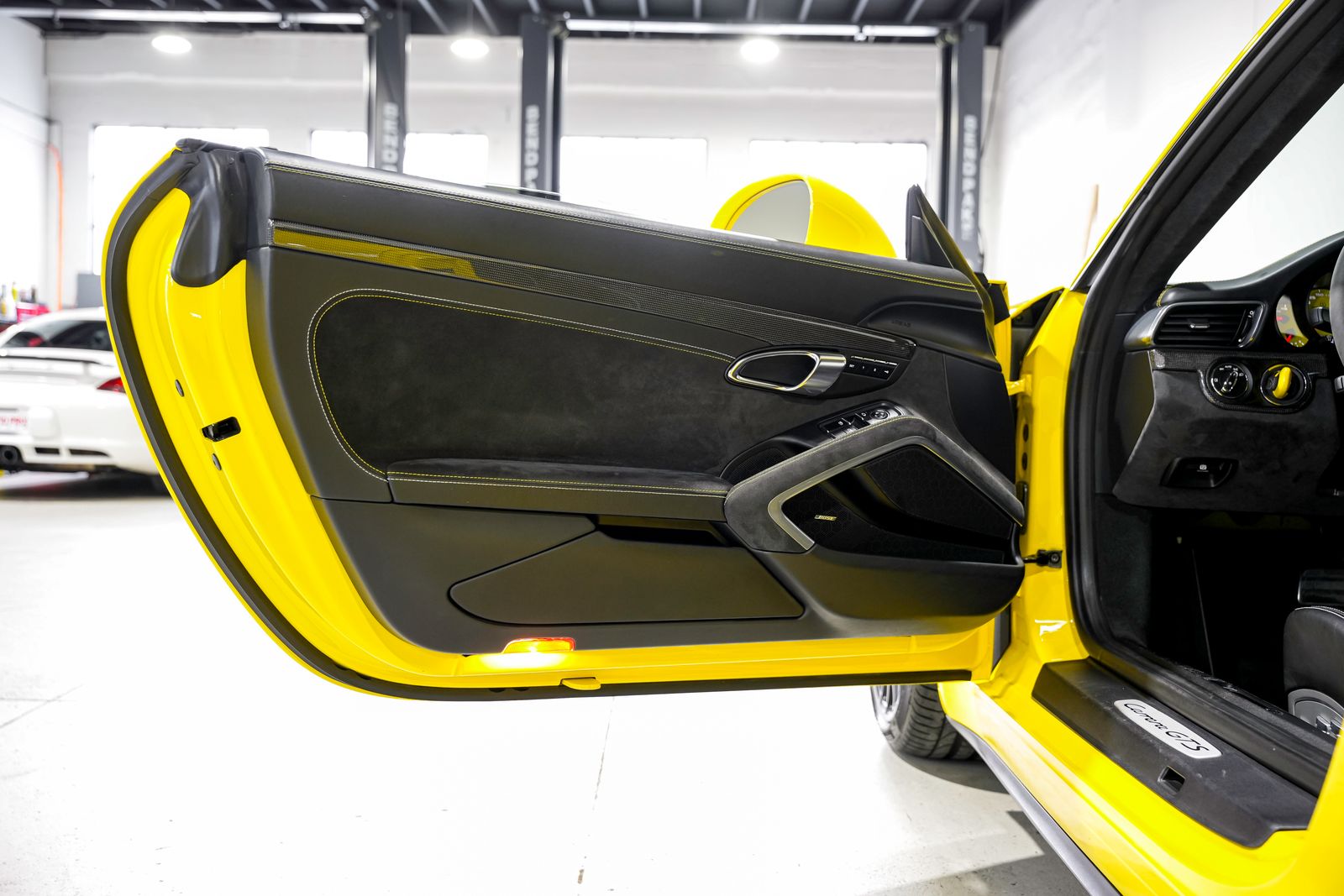 2015 Porsche 911 Carrera GTS — photo 25
