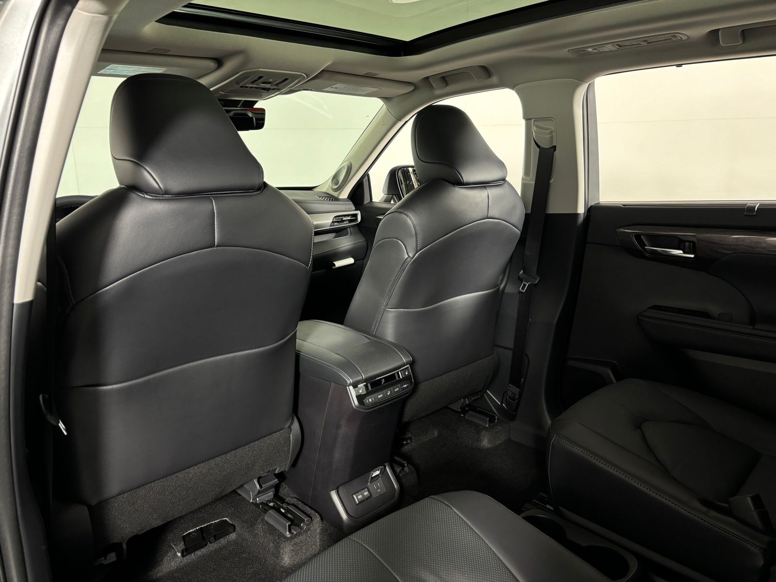 Thumbnail: 2025 Toyota Highlander - 21