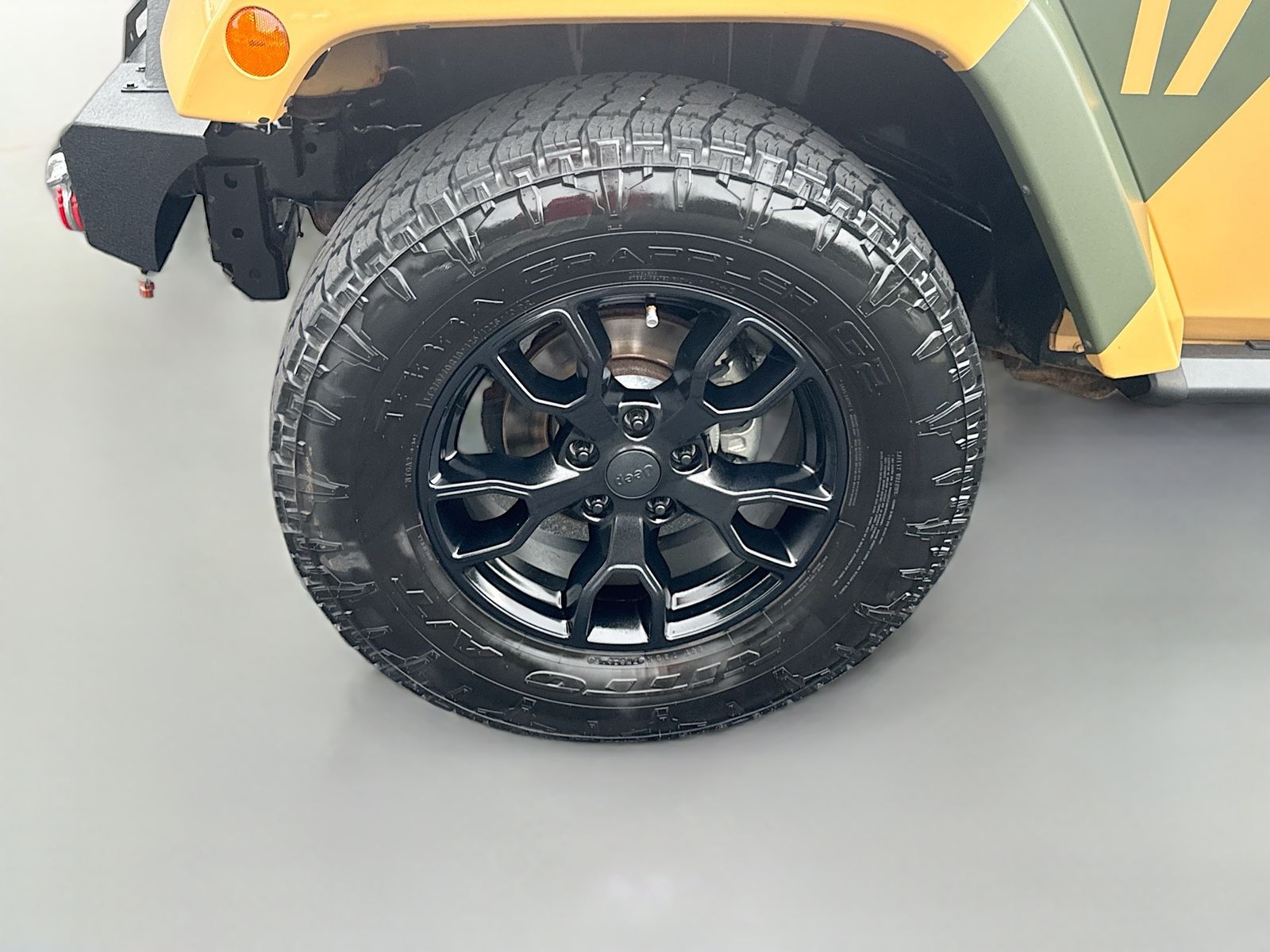 Used 2013 Beige Jeep Unlimited Sahara image 33