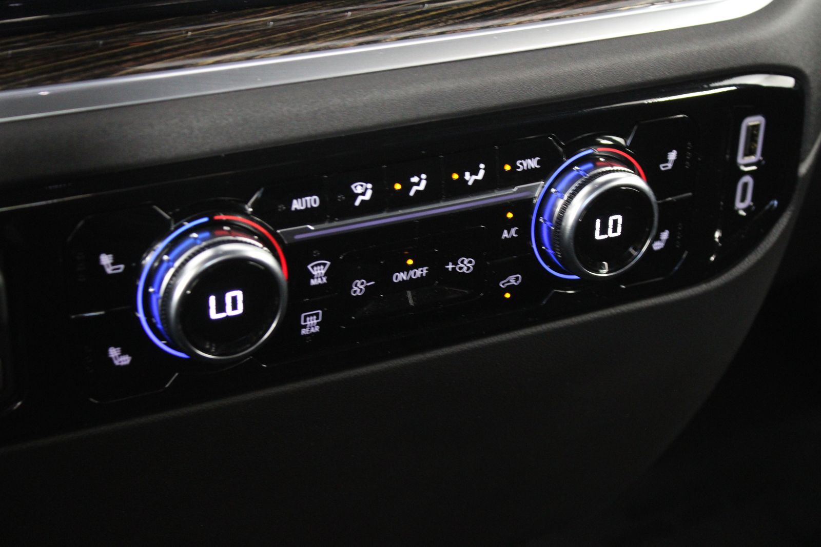 Used 2025 Silver GMC Elevation image 23