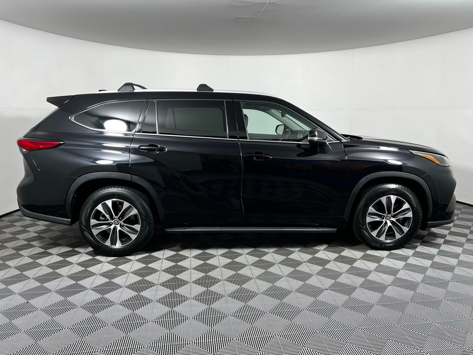 Thumbnail: 2022 Toyota Highlander - 4