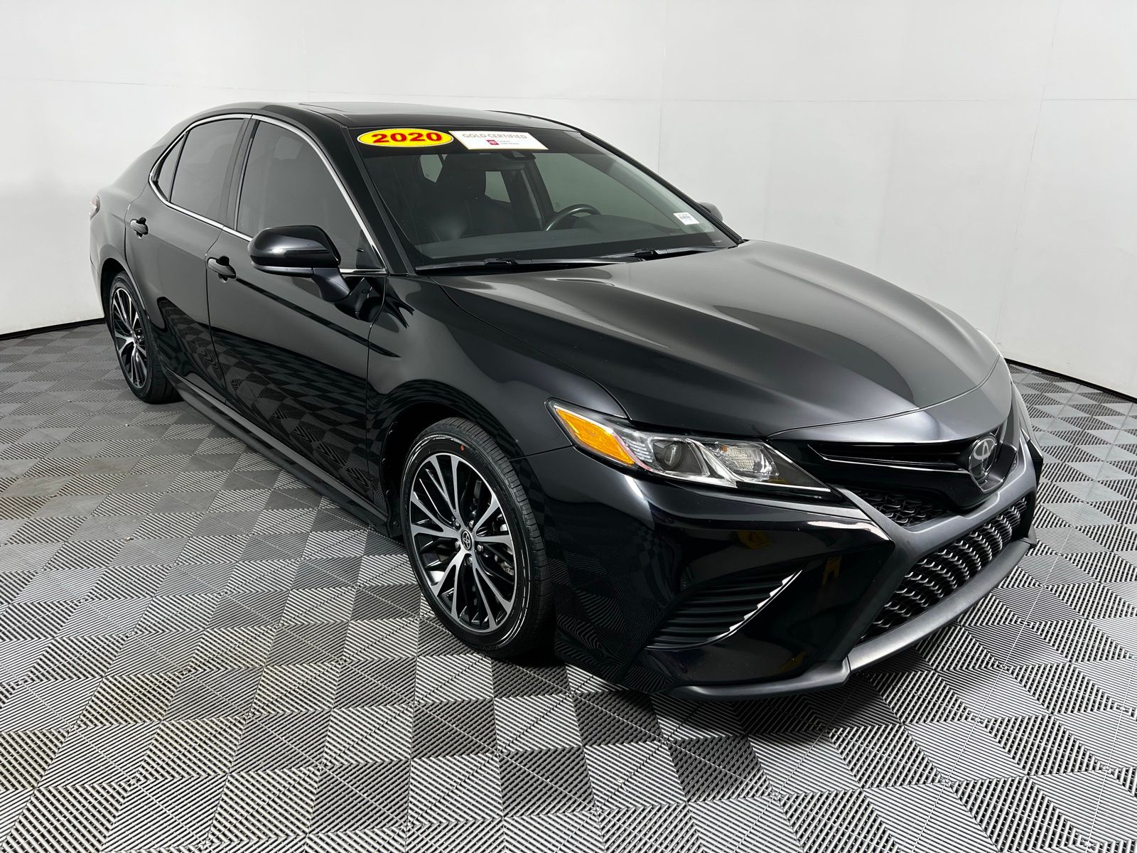2020 Toyota Camry SE 3