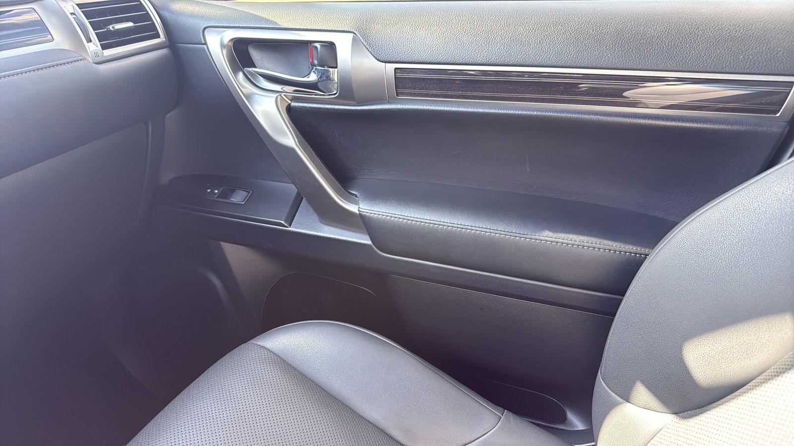 Used 2023 Black Lexus 460 image 23