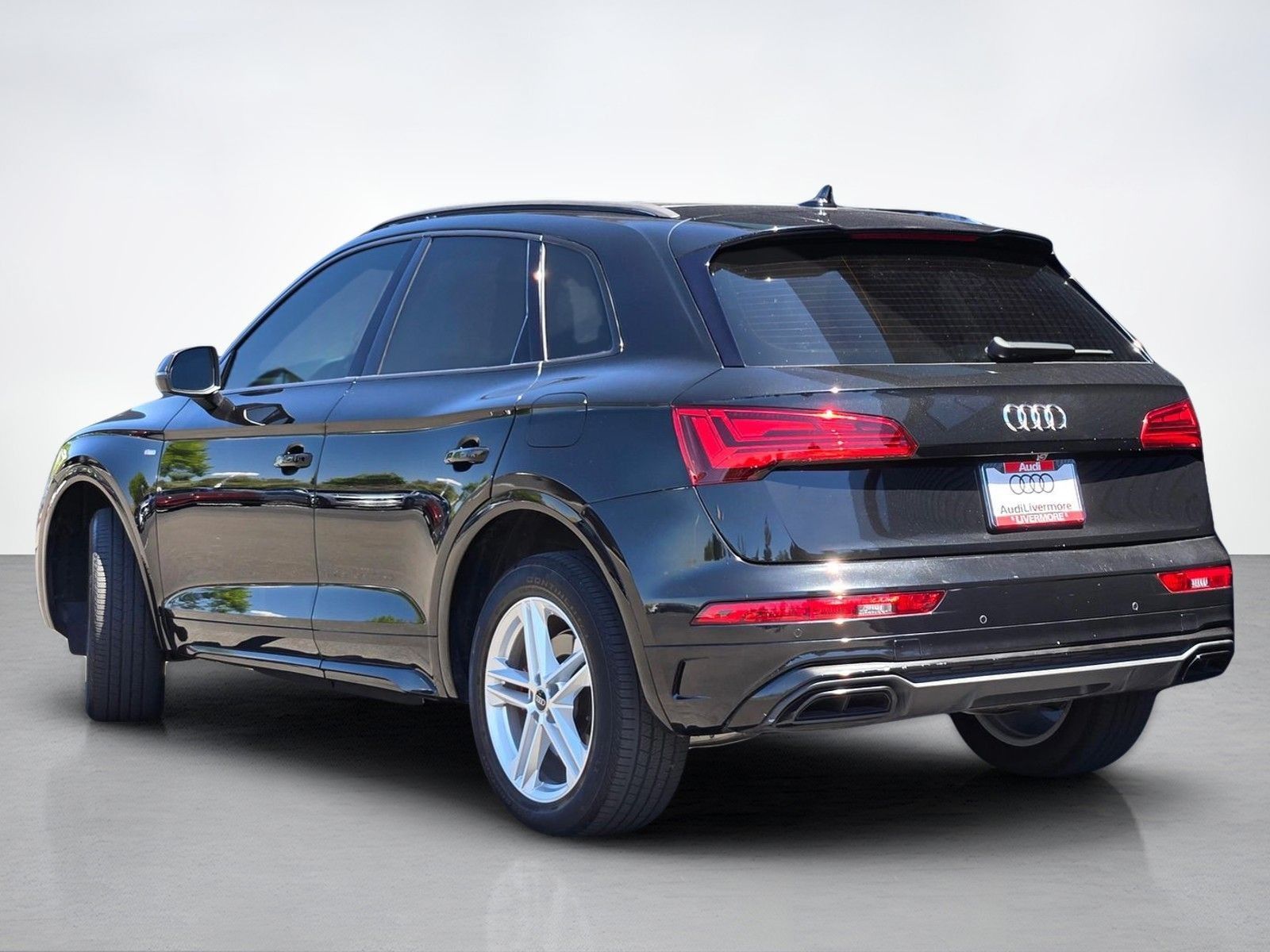 View vehicle photo 5