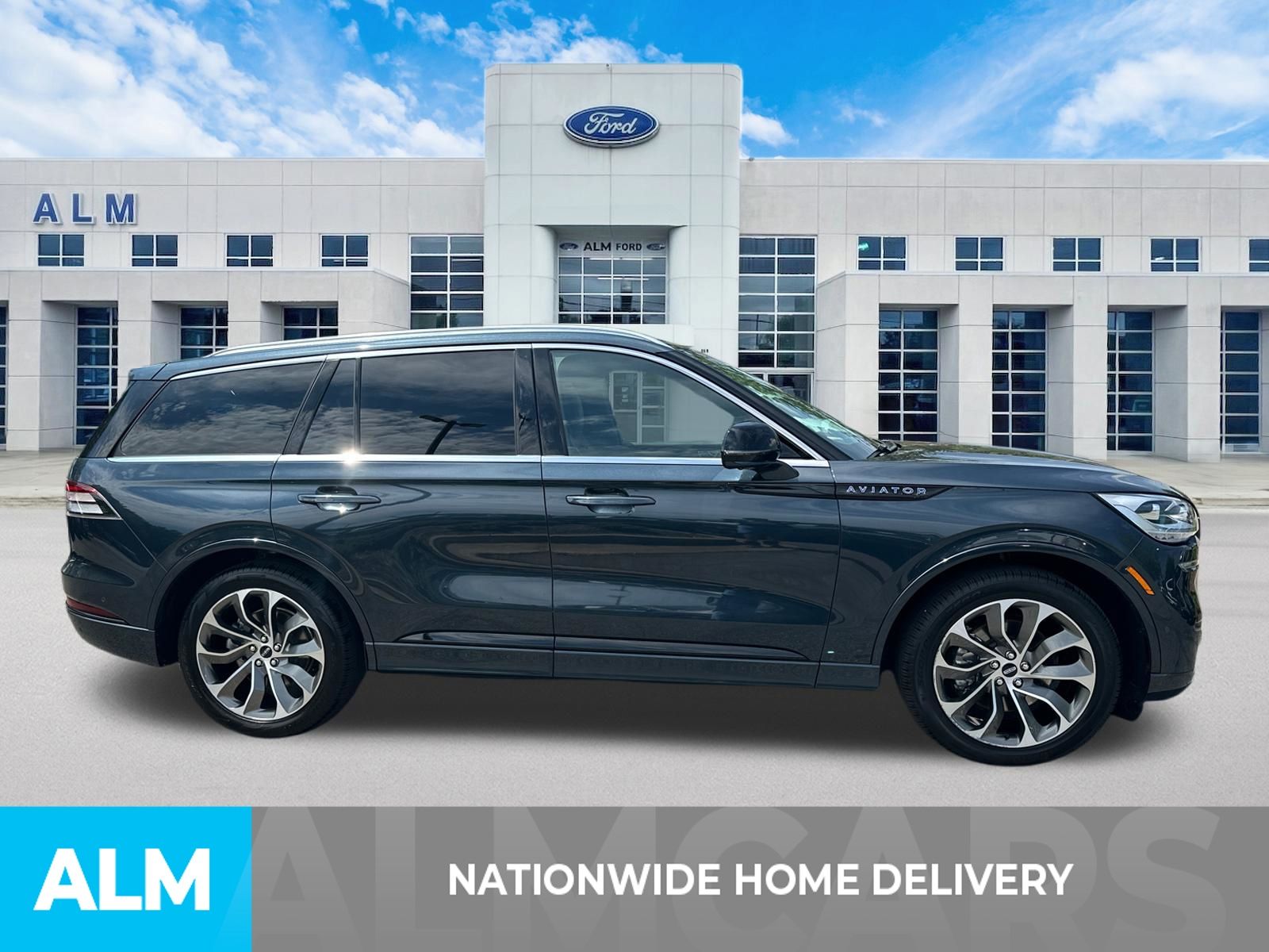 Used 2023 Blue Lincoln Grand Touring image 4