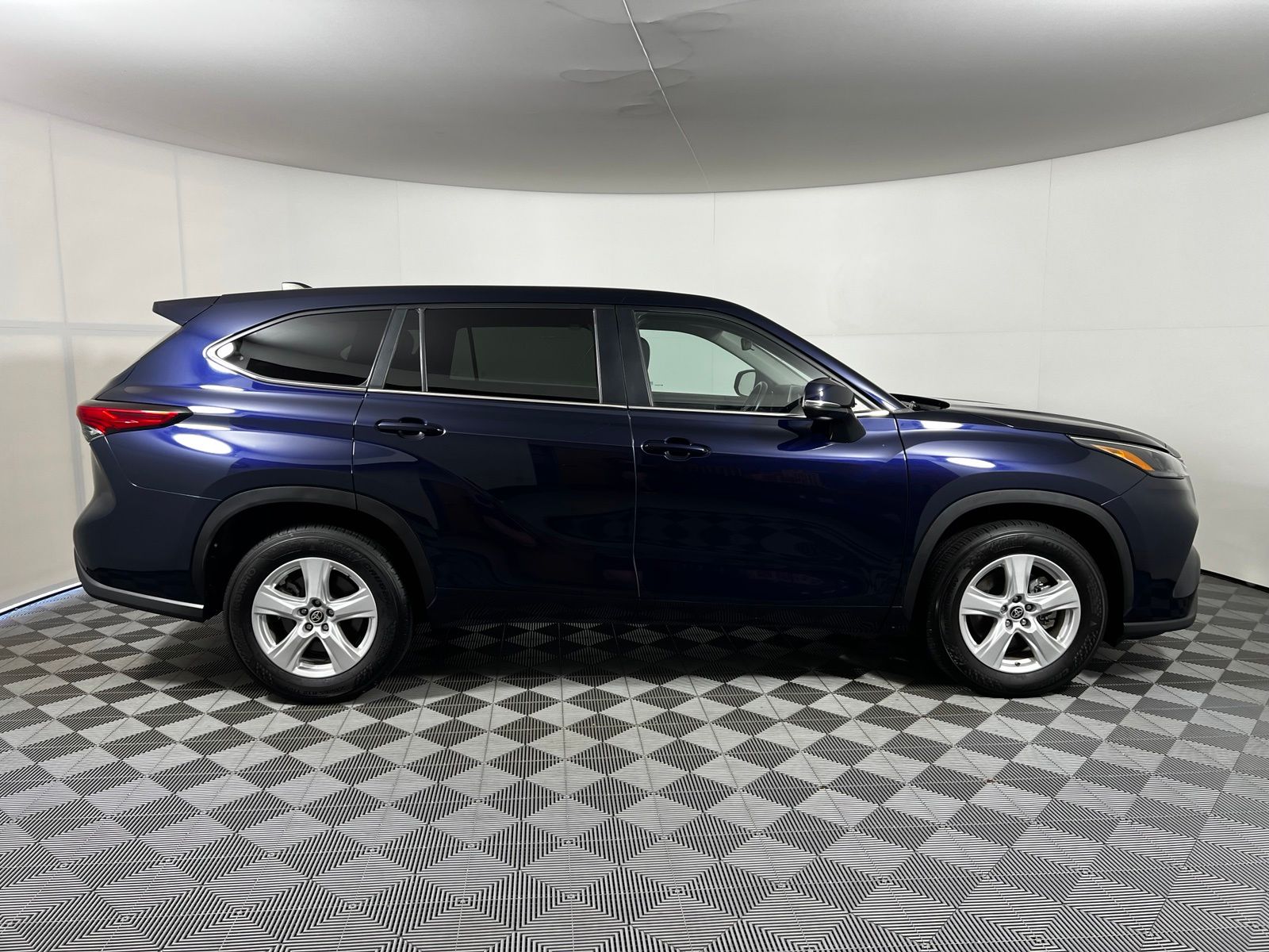 Thumbnail: 2023 Toyota Highlander - 4