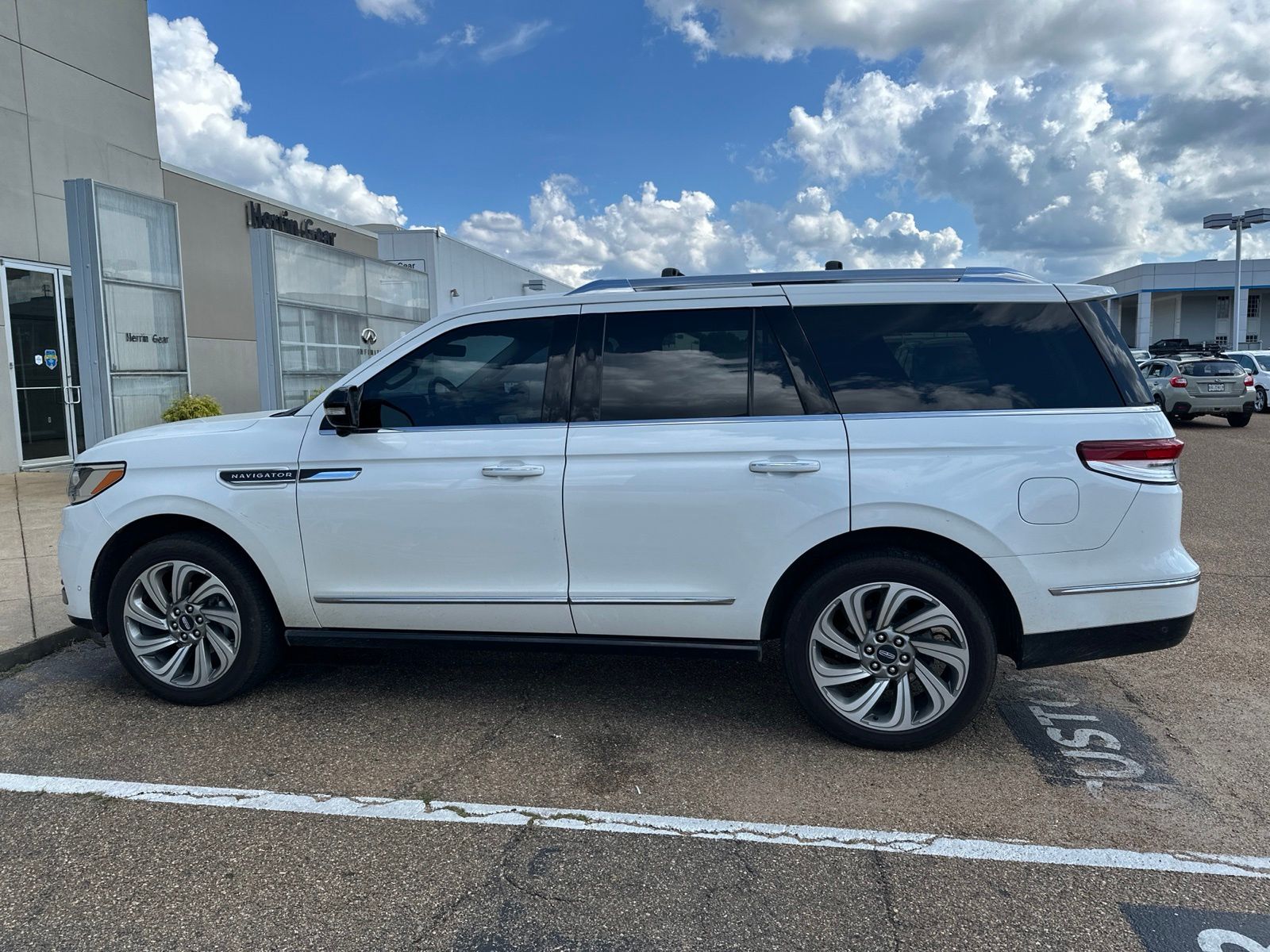 2023 Pristine White Metallic Tri-Coat Lincoln Navigator Reserve 4X4 SUV